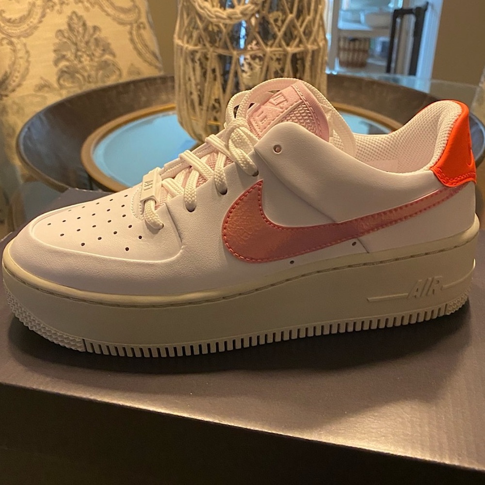 NIKE Air Force 1 Sage Low